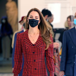 Rot-Schwarz-Look: Herzogin Kate entzückt in 1.800-Euro-Kleid