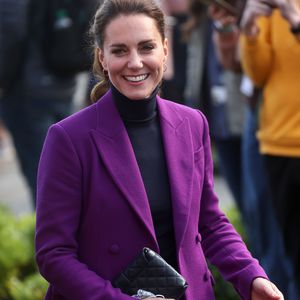 Nach Glitzerkleid: Hier strahlt Herzogin Kate im lila Kostüm