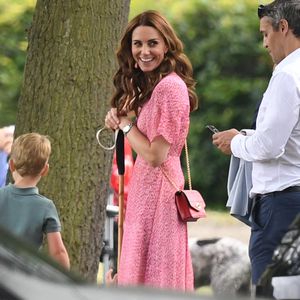 Bei Polospiel: Kates lockerer Mama-Look kostet über 900 Euro