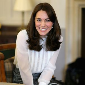 Süß: Prinzessin Kate lässt Baby mit ihrer Handtasche spielen