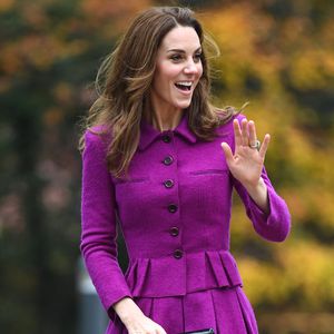 XXS-Taille: Herzogin Kate bezaubert in violettem Zweiteiler
