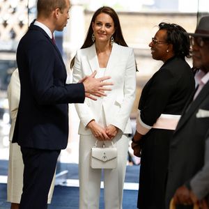 Traum in Weiß: So stylish strahlt Herzogin Kate bei Termin!