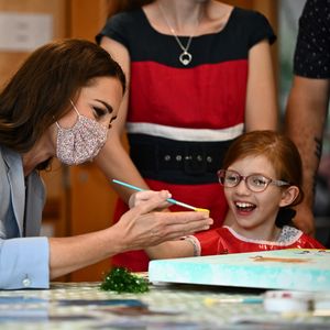 Fans sind gerührt: Herzogin Kate malt mit Kindern im Hospiz!