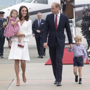 George & Charlotte spähen zuckersüß aus dem Flugzeugfenster