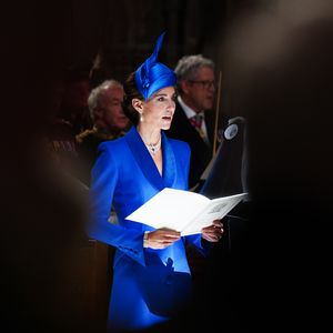 Schon wieder? Prinzessin Kate zeigt sich in royalem Blau!