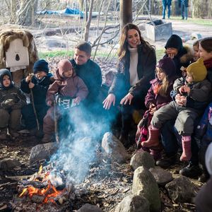 Ganz natürlich! Herzogin Kate amüsiert sich beim Lagerfeuer