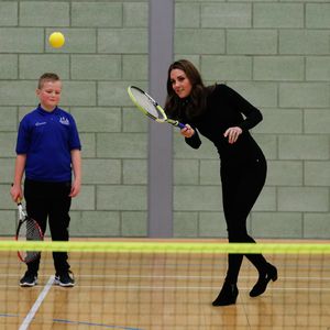Hier spielt Herzogin Kate Tennis – in Absatzschuhen!