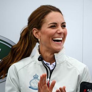 In Regenjacke: Herzogin Kate sendet Grüße an Segel-Team