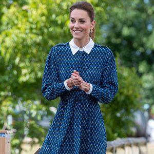 Für das Gesundheitssystem: Herzogin Kate trägt blaues Kleid