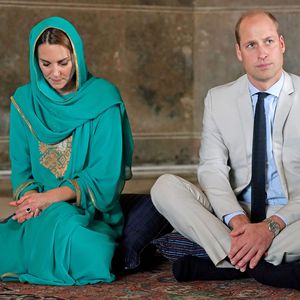 Wegen Sturm: Kate und Williams Flugzeug musste notlanden!