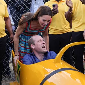In Jamaika: Prinz William und Kate albern in einem Bob herum