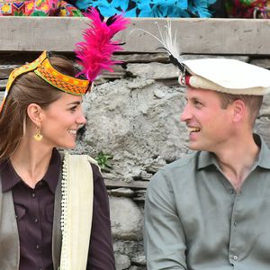 Mit buntem Kopfschmuck: William und Kate strahlen sich an