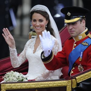 1. Auftritt: So strahlt Prinz William nach der Geburt!