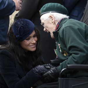 Rührende Geste: Herzogin Meghan küsste Veteranen auf Wange!