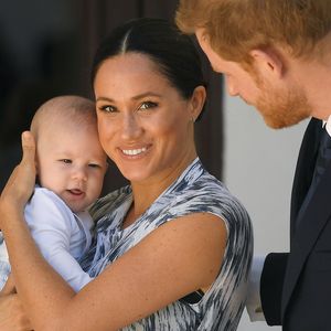 Nach der Schule: So niedlich begrüßt Archie Herzogin Meghan!
