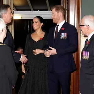 Hinweis auf Baby Nummer zwei? Meghan streichelt ihren Bauch!