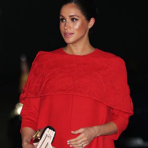 Ankunft in Marokko: Schwangere Meghan punktet mit roter Robe