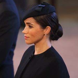 Mit Perlenohrringen: Herzogin Meghan zollt der Queen Tribut