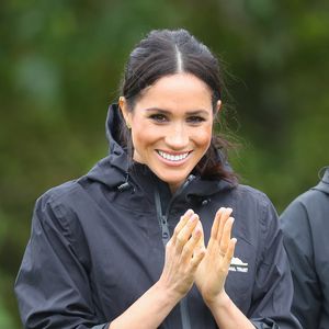 Mama Meghan happy: Süßer Spaziergang mit Archie und Hunden