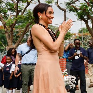 In Nigeria: Herzogin Meghan strahlt im roséfarbenen Kleid
