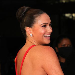 Warum? Meghan lacht in TV-Show über ihren Herzoginnen-Titel!