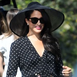 So sommerlich feuert Herzogin Meghan ihren Mann beim Polo an