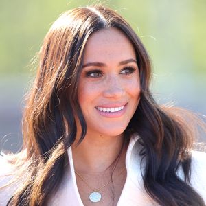 Ungewohnt: Herzogin Meghan zeigt sich mit ihren Naturhaaren