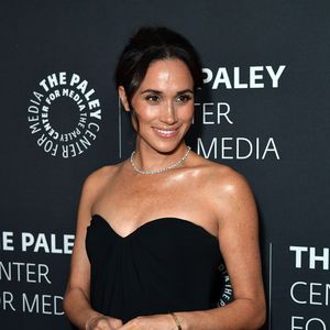Solo-Auftritt: Herzogin Meghan glänzt in trägerlosem Kleid