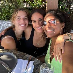 Wieder im Netz: Herzogin Meghan strahlt mit Freundinnen!