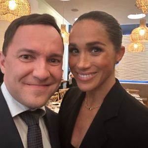 "Heuchlerin": Herzogin Meghan empört mit Pic neben Politiker