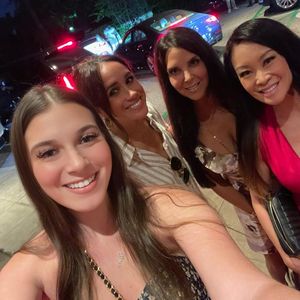 Voll nahbar: Herzogin Meghan posiert mit Fans für ein Selfie