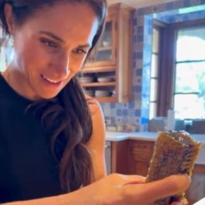 Herzogin Meghan erntet Honig mit Tochter Prinzessin Lilibet