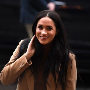 Glatte Haare und Mittelscheitel: Fans feiern Meghans Look!