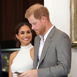 Bei Konzertbesuch: Herzogin Meghan feiert, Harry schmollt