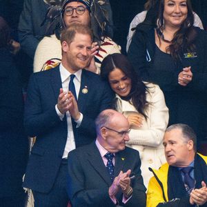 Taktik? Hier kuschelt sich Herzogin Meghan an Prinz Harry