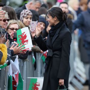 Kritik angenommen? Meghan trägt endlich ihre Mode doppelt