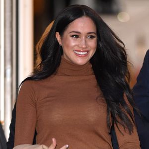 Nach Rücktritt: Herzogin Meghan steigt strahlend in Flieger!