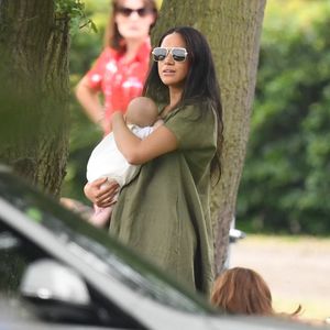 XXL-Kleid & Sonnenbrille: Wie kommt Meghans Mama-Look an?