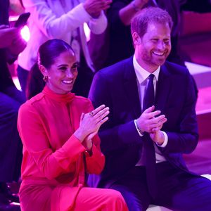 Hier strahlen Herzogin Meghan und Harry bei britischem Event