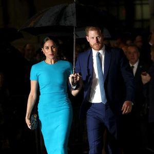 Blaues Etuikleid: Meghan trägt Dress von Victoria Beckham!