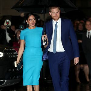 Erster Auftritt nach Megxit: Meghan strahlt in Blau im Regen