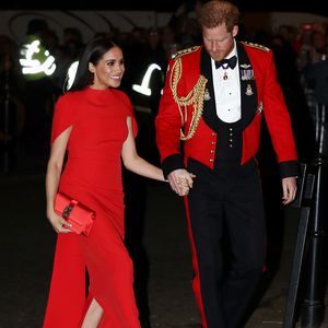Raffiniertes Rücken-Detail: Meghans rotes Kleid haut alle um