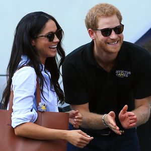 Herzogin Meghan macht sich über Prinz Harrys Alter lustig!