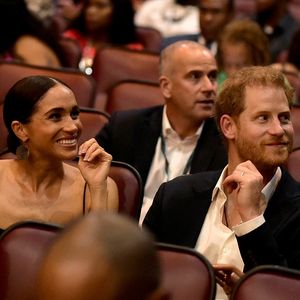 Bei Filmpremiere: Herzogin Meghan pfeift auf royale Etikette