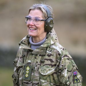 Herzogin Sophie nahm gut gelaunt an Militärübungen teil