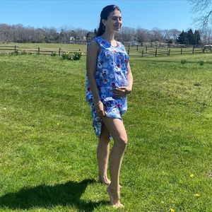 Mit Babybauch: Hilaria Baldwin witzelt über Schwanger-Look
