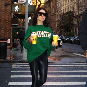 Wegen Alecs Anklage? Hilaria Baldwin trägt "Empathie"-Pulli