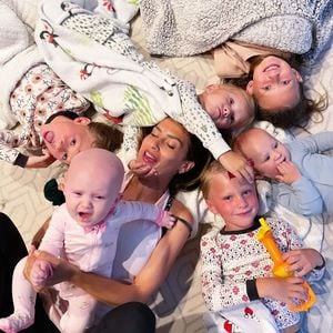 "Nächtliches Chaos": Hilaria Baldwin mit sechs Kids im Bett