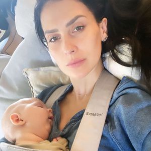 Kuh-Vergleich: Hilaria Baldwin stillt zwei Kids gleichzeitig
