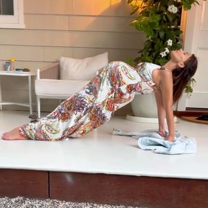 Wie bitte? Hater halten Hilaria Baldwins Babybauch für fake